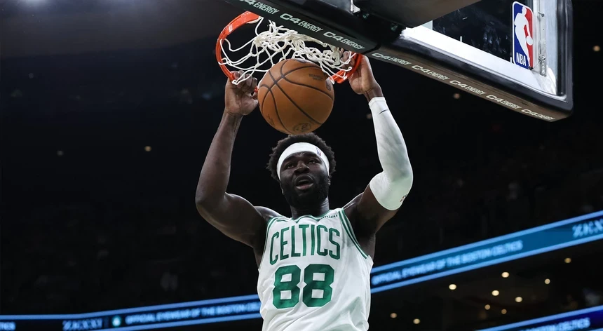 Imagem de Neemias Queta marca oito pontos na vitória dos Celtics em Dallas