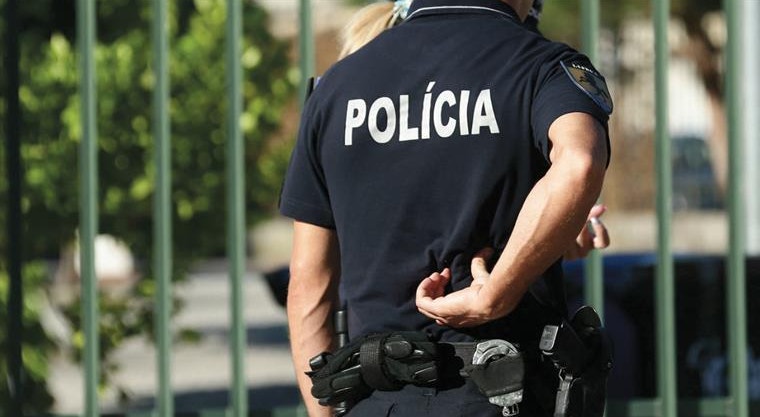 Os agentes da polícia foram recebidos à pedrada no bairro da Quinta do Mocho, em Sacavém
