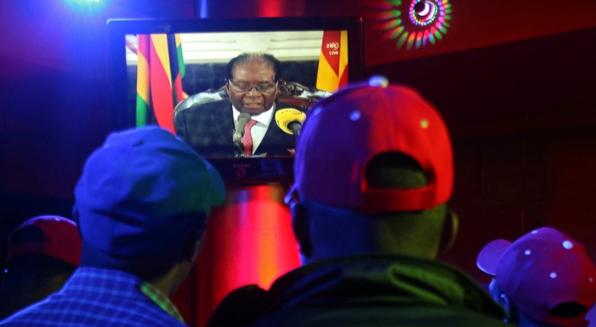 O Presidente Robert Mugabe passou o domingo na sua casa em Harare reunido com os militares
