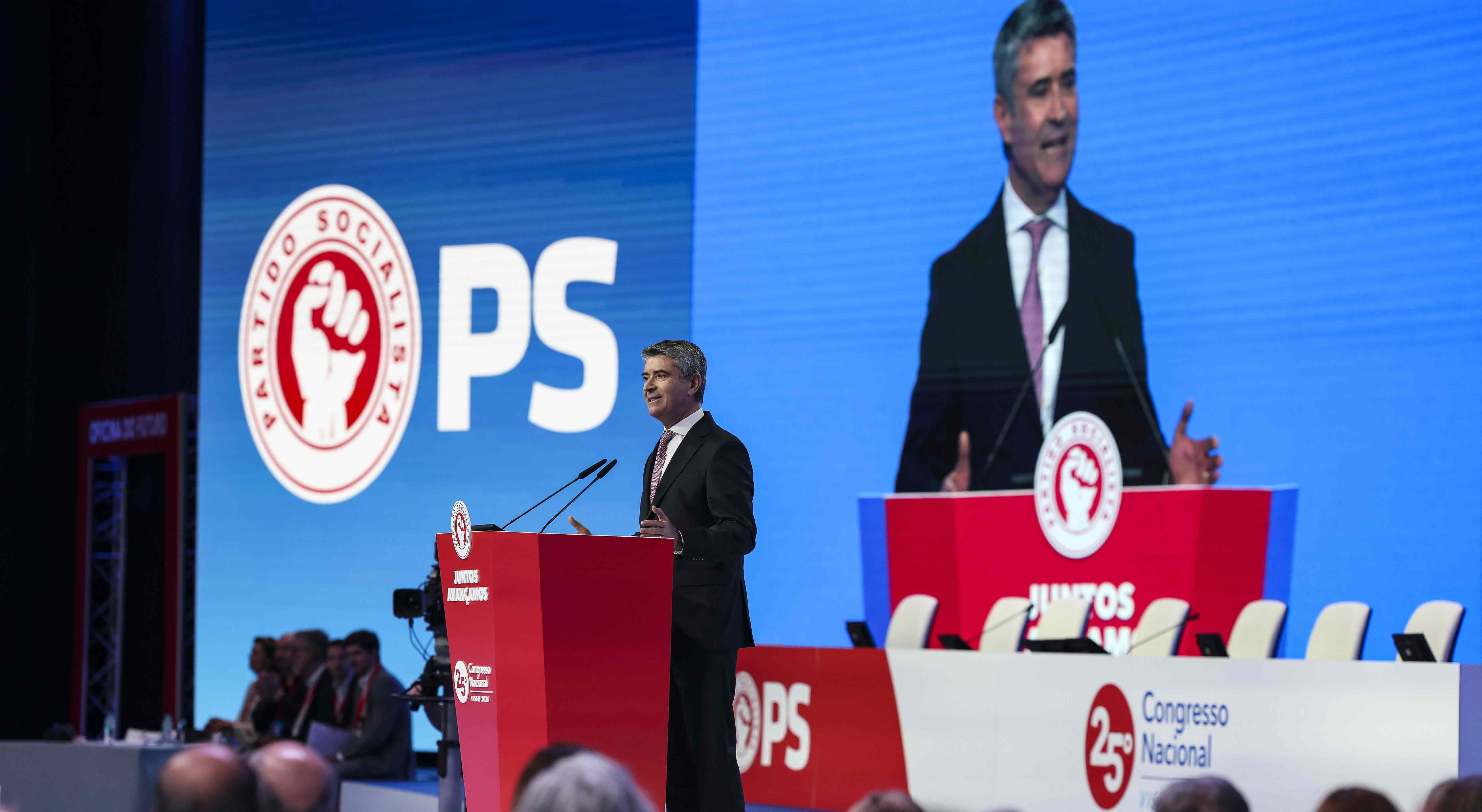 Carneiro's motion and submission of lists to national bodies mark the second day of the PS congress