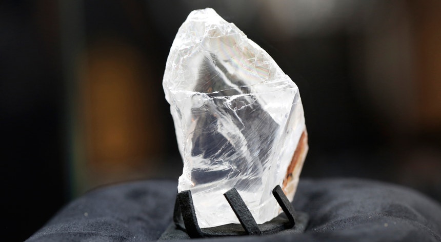 O diamante em bruto "Constellation", com seis centímetros de largura, da companhia De Grisogono, mostrado durante uma conferência de imprensa em 2016; foi então comprado por 63 milhões de dólares 
