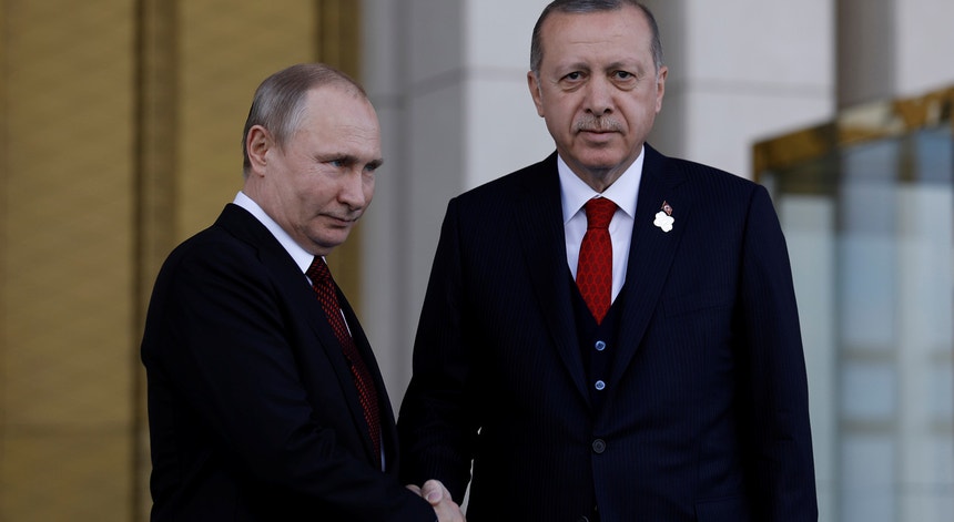 O Presidente truco, Tayyip Erdogan, recebe o seu homólogo russo, Vladimir Putin, no Palácio Presidencial em Ancara, dia 2 de abrili de 2018. 
