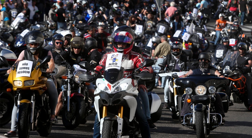 Várias centenas de motociclistas desceram esta tarde a Rua de São Bento, em protesto a inciativa do Governo.
