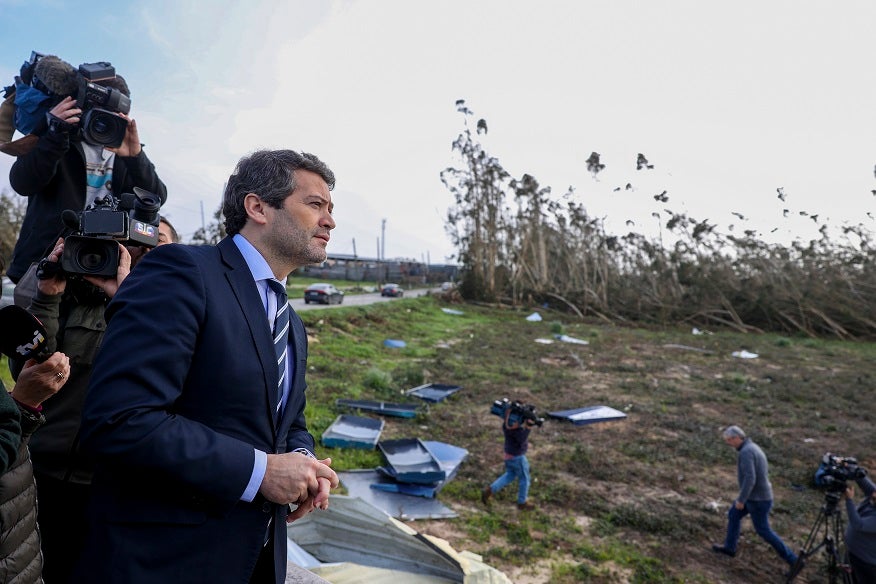 Ventura parks presidential campaign caravan in Leiria and tries out slogan: "To hell with the elections"
