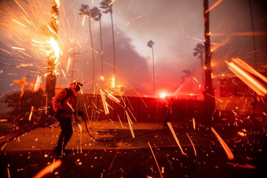 Imagem ilustrativa da notícia Incêndio florestal em Los Angeles obriga à deslocação de mais de 30 mil pessoas