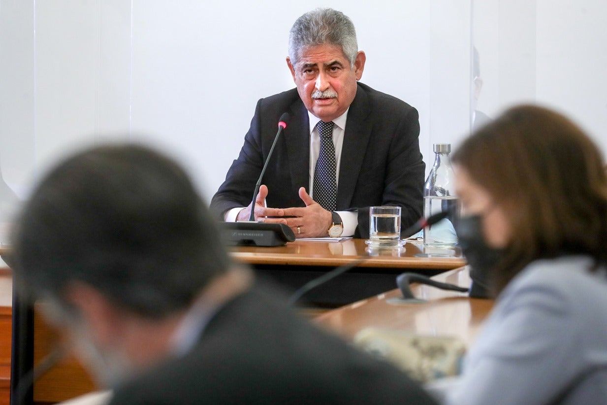 Lu�s Filipe Vieira. "Com exibi��es e contrata��es destas ficamos combalidos"