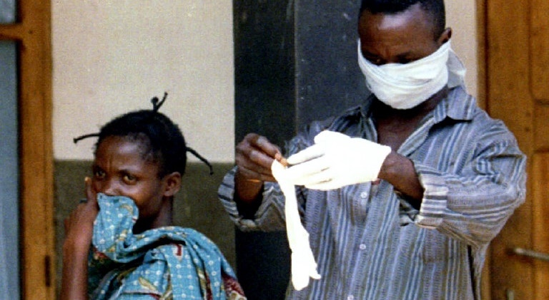 Zaire, 1995, uso de m&aacute;scara e luvas para enfrentar a  epidemia de &Eacute;bola | Corinne Dufka - Reuters 