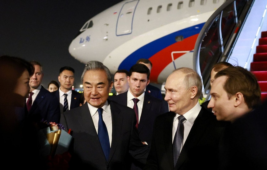 Putin em Pequim. Líder russo prevê sucesso estratégico em encontro com homólogo chinês