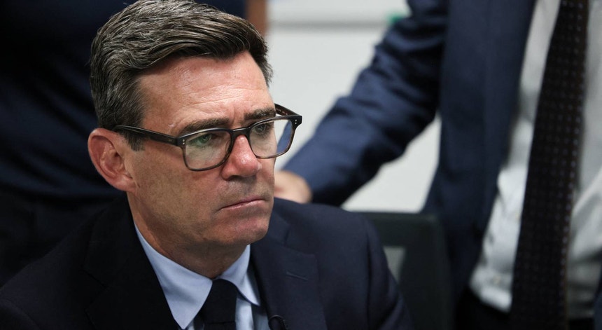 Primeiro-ministro britânico promete ser "implacável" nas travessias após crise de Ceuta