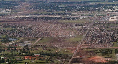 O tornado de Oklahoma, dia 19 de maio de 2013, avançou ao longo dos bairros de Moore deixando um raio de destruição O tornado de Oklahoma, dia 19 de maio de 2013, avançou ao longo dos bairros de Moore deixando um raio de destruição