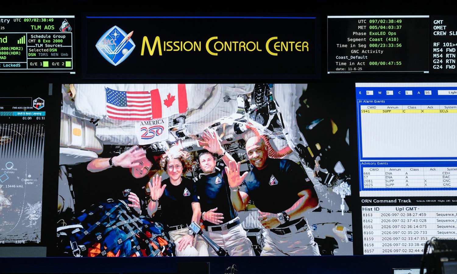  A tripula&ccedil;&atilde;o da Artemis II &ndash; o astronauta da CSA (Ag&ecirc;ncia Espacial do Canad&aacute;) Jeremy Hansen (&agrave; esquerda) e os astronautas da NASA Christina Koch (centro &agrave; esquerda), Reid Wiseman (centro &agrave; direita) e Victor Glover (&agrave; direita) &ndash; conversam ao vivo com o presidente Donald J. Trump, depois de seu hist&oacute;rico sobrevoo lunar durante o sexto dia de voo. Uma imagem que revela esta conversa atrav&eacute;s dos monitores gigantes instalados na Sala de Controle de Voo no Centro de Controle de Miss&atilde;o da NASA, no Centro Espacial Johnson da ag&ecirc;ncia, em Houston. Cr&eacute;dito da imagem: ROBERT MARKOWITZ NASA-JSC 