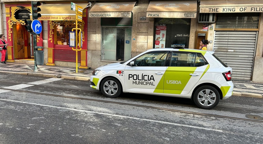 Polícia Municipal alega danos na via pública e apreende cartaz que Chega tentava instalar