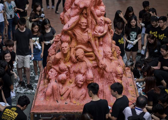 A estátua “Pilar da Vergonha”, em Hong Kong, ergue-se em homenagem às vítimas da repressão dos protestos de Tiananmen (foto: Jérôme Favre – EPA)