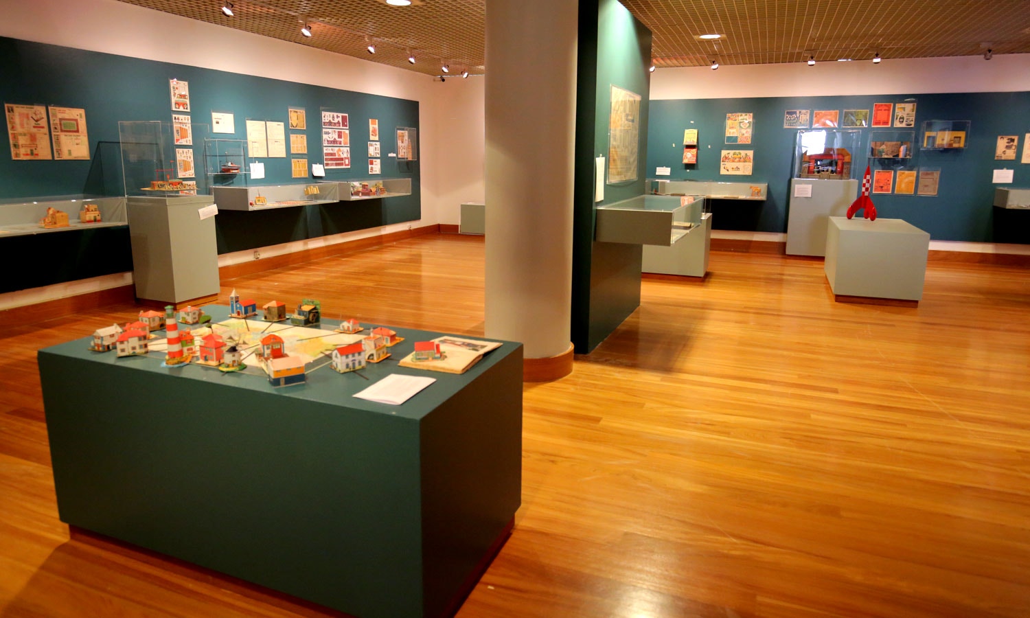  As separatas das publica&ccedil;&otilde;es infantis, hoje quase esquecidas, s&atilde;o como os brindes do bolo-rei: uma oferta adicional no interior dos fasc&iacute;culos, um h&aacute;bito constru&iacute;do ao longo da publica&ccedil;&atilde;o e que constitu&iacute;a um fator de diferencia&ccedil;&atilde;o da revista na eterna luta pela prefer&ecirc;ncia dos leitores. 