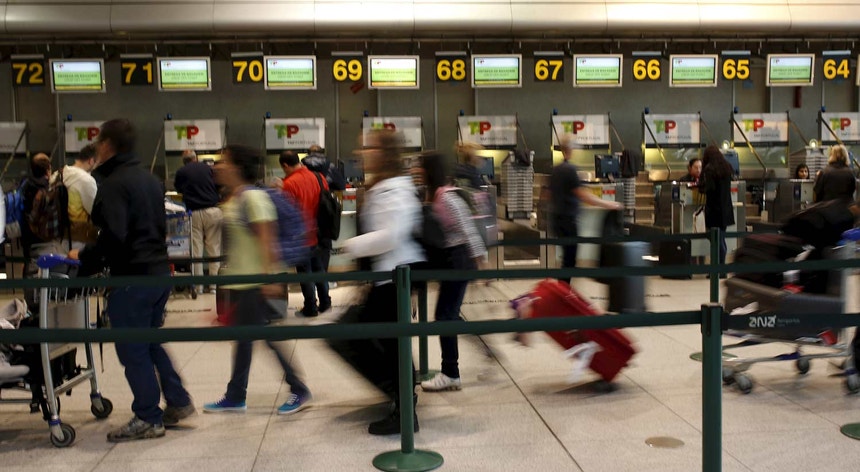 À Antena 1 a Associação de Turismo de Lisboa pede medidas urgentes para combater os tempos de espera no aeroporto, dizendo que é uma situação inadmissível
