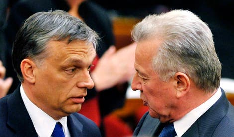 O primeiro-ministro húngaro Viktor Orban fala com o Presidente demissionário. EPA