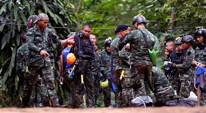 Um socorrista morreu na gruta da Tailândia onde se encontram 12 rapazes e o treinador
