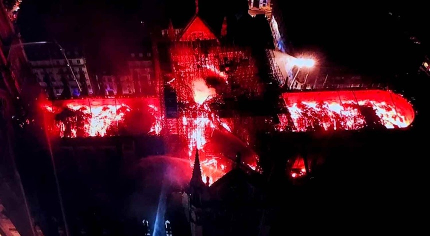 Imagem captada por um drone da polícia francesa do incêndio na catedral de Notre-Dame
