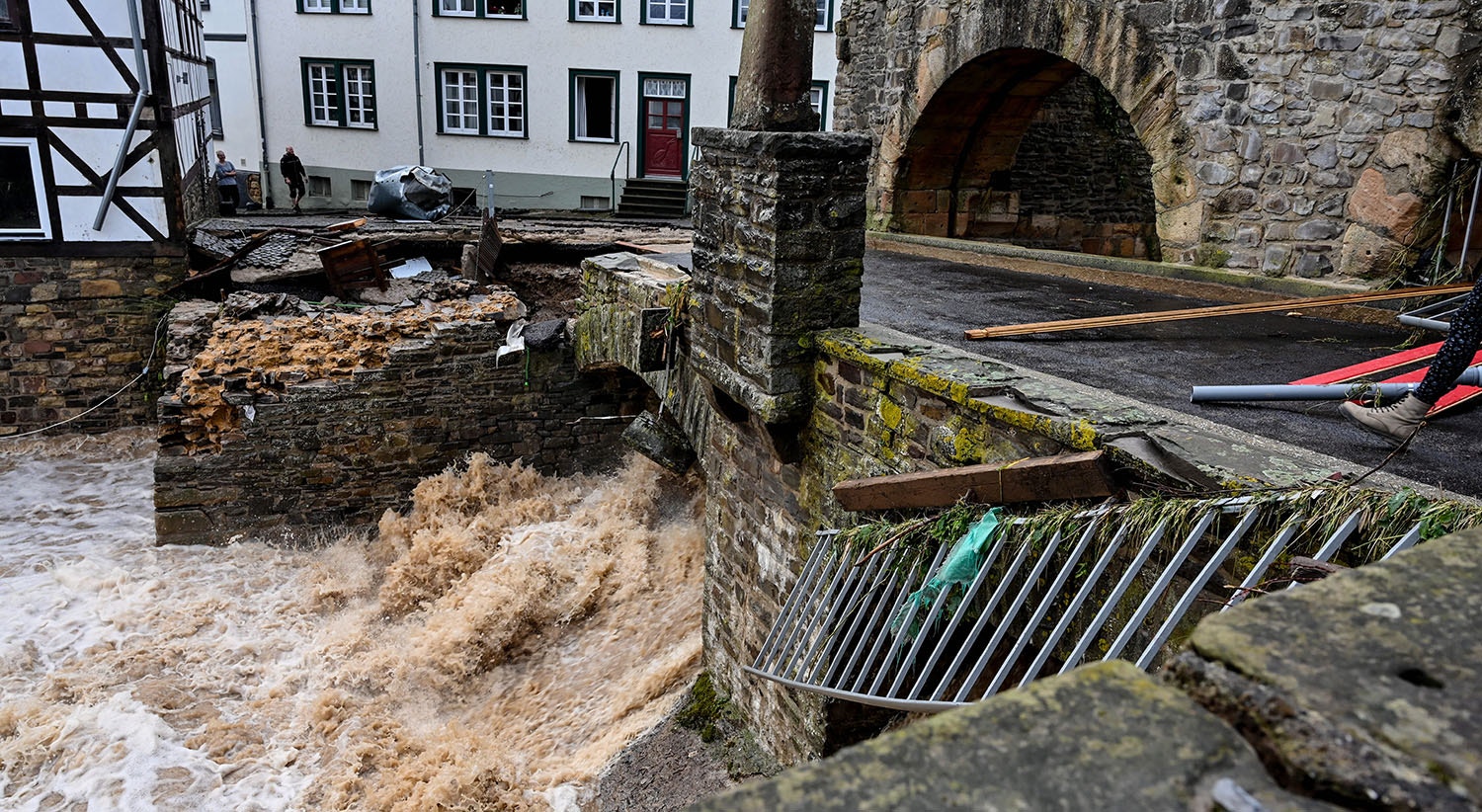  Ponte danificada em Bad Muenstereifel | Sascha Steinbach/EPA 