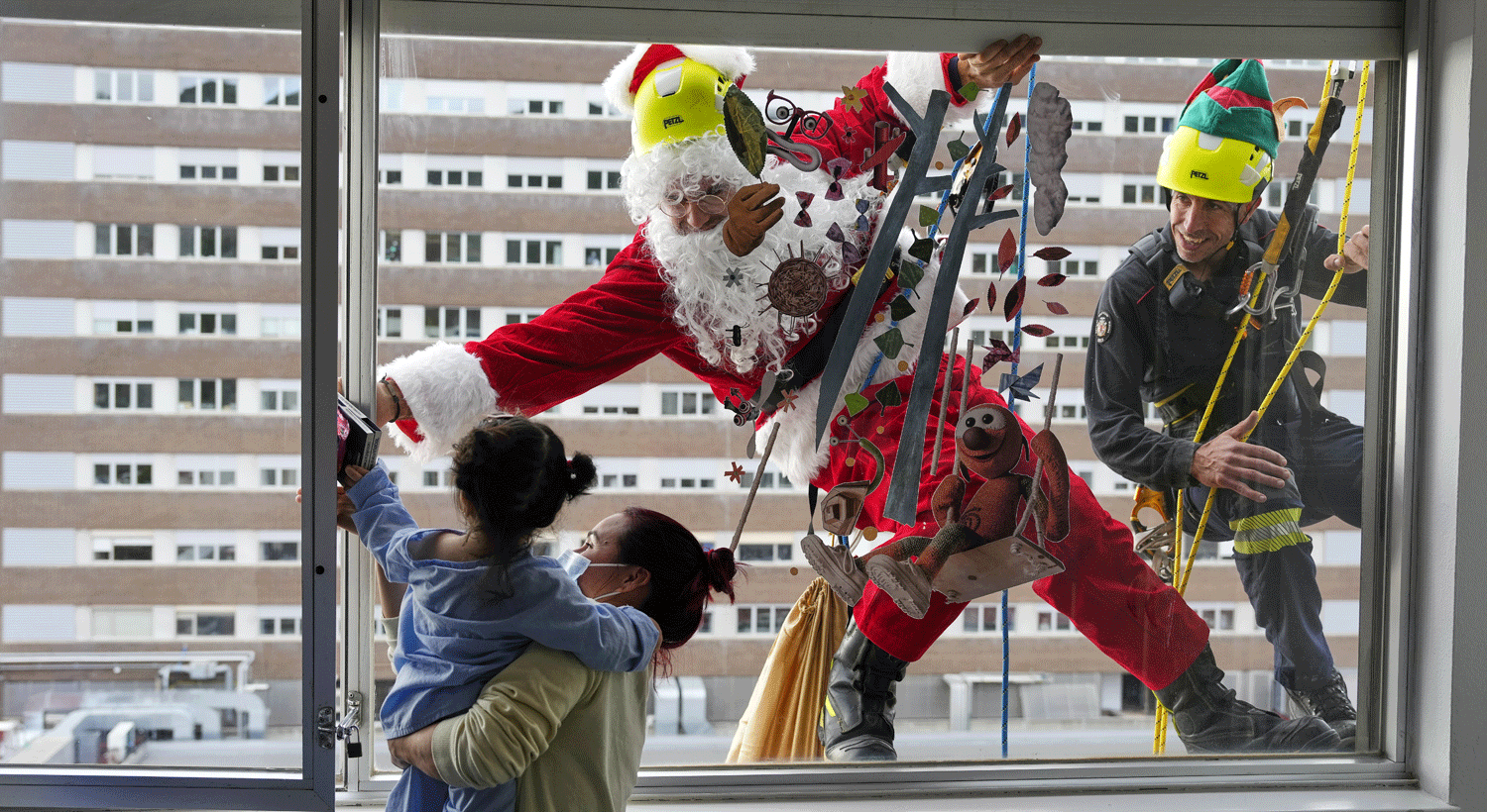 Pai Natal pendurado na fachada do hospital &ldquo;Trias i Pujol&rdquo;, em Barcelona, com a ajuda dos Bombeiros Caritativos de Barcelona, Espanha. Cr&eacute;ditos: EPA/ALEJANDRO GARCIA 