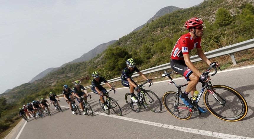 O pelotão da Vuelta prepara-se para atacar as grandes montanhas do país vizinho
