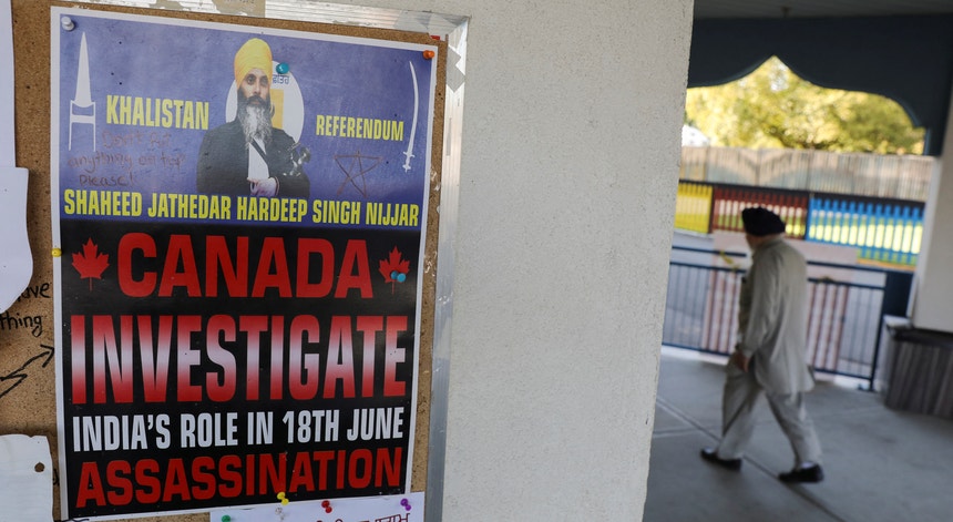 Em Surrey, Nova Columbia, um cartaz pede uma investigação sobre o papel da Índia no assassinato do líder sikh. 

