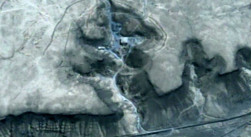 Uma imagem satélite dos EUA mostra o local destruído por um ataque-relãmpago israelita em 2007, onde a Síria construía um alegado reator nuclear.
