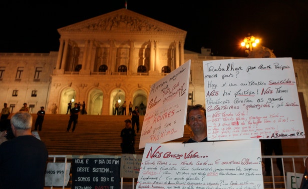 Cartazes e manifestantes perduram em S&atilde;o Bento. A pol&iacute;cia tamb&eacute;m (fotografia: Ant&oacute;nio Cotrim, Lusa) 