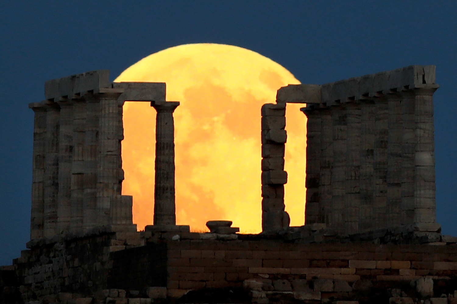  Eclipse lunar captado na Gr&eacute;cia /Alkis Konstantinidis - Reuters 