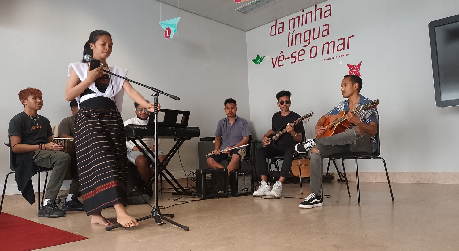  Quando chegam a Portugal, a barreira mais dif&iacute;cil de ultrapassar &eacute; a l&iacute;ngua. 