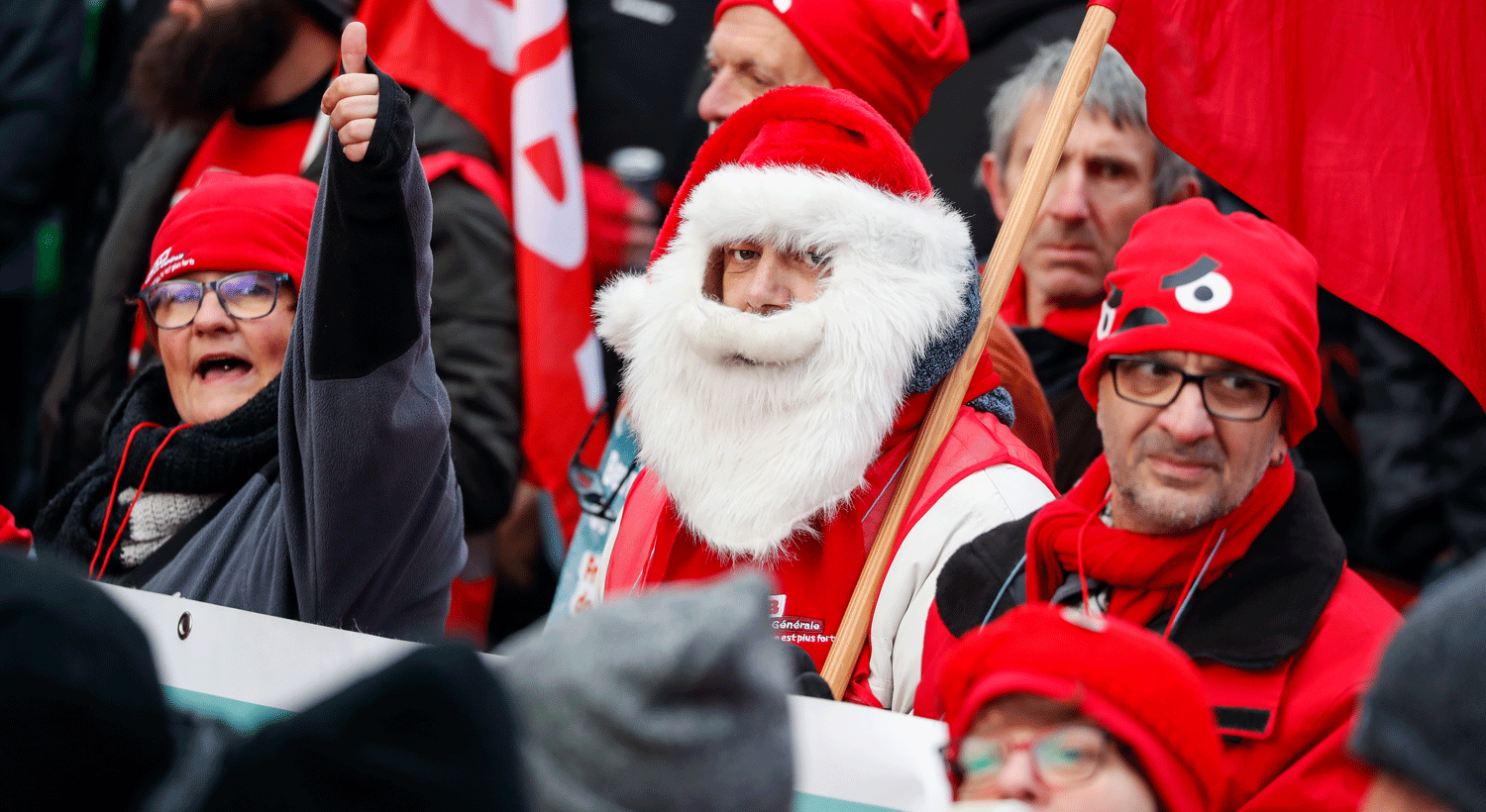  Pessoas vestidas  de Pai Natal participam numa manifesta&ccedil;&atilde;o durante uma greve geral no sector p&uacute;blico e privado contra o aumento do custo de vida em Bruxelas, B&eacute;lgica, Cr&eacute;ditos: EPA/STEPHANIE LECOCQ 