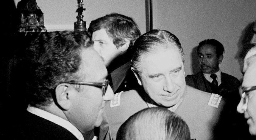 O secretário de Estado Hnery Kissinger (esq.) com o general golpista Augusto Pinochet, que derrubou em 1973 o governo eleito do Chile

