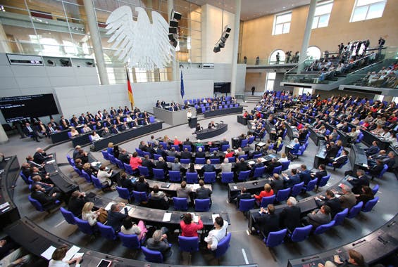 A sessão do Bundestag que antecedeu a participação de Angela Merkel no Conselho Europeu (foto: Wolfgang Kumm - EPA)