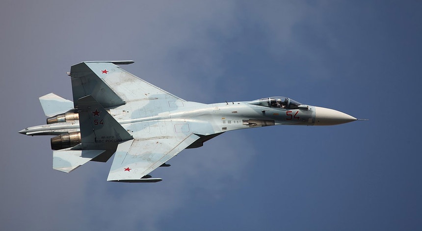 Um caça russo SU-27 utilizado para intercetar aviões dos EUA ou de países NATO no espaço aéreo perto das suas fronteiras
