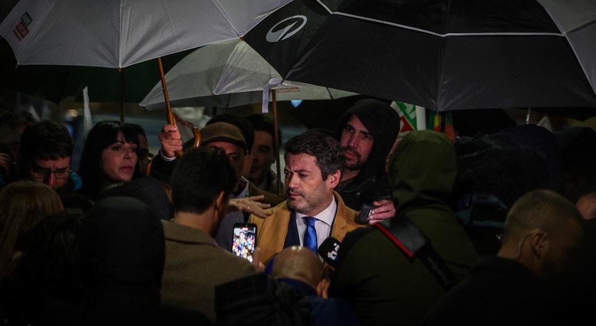 Imagem de Ventura acusa Montenegro e Marcelo de estarem 