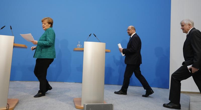 Angela Merkel (CDU), Martin Schulz (SPD) e Horst Seehofer (CSU, partido aliado da CDU na Baviera) em conferência de imprensa, esta quarta-feira em Berlim
