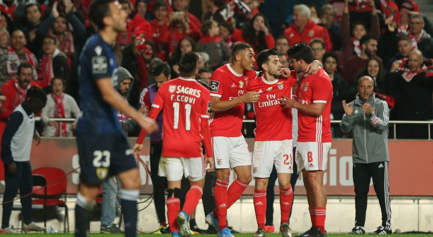 Jogadores do Benfica celebram mais um golo
