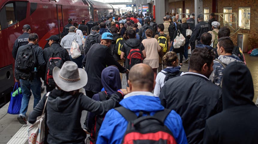 Centenas de migrantes e de refugiados desembarcaram ao fim da manhã em Munique vindos da Áustria Foto: EPA