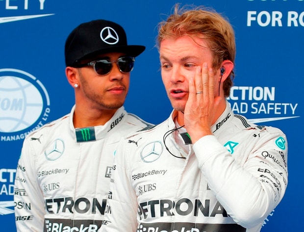 Nico Rosberg parece impressionado com o desempenho do seu colega de equipa Lewis Hamilton, em segundo plano na foto.
