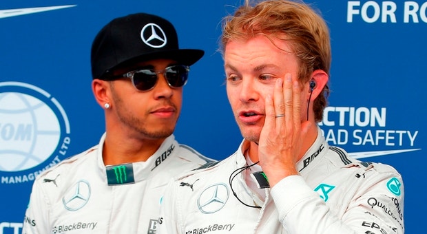Nico Rosberg parece impressionado com o desempenho do seu colega de equipa Lewis Hamilton, em segundo plano na foto.
