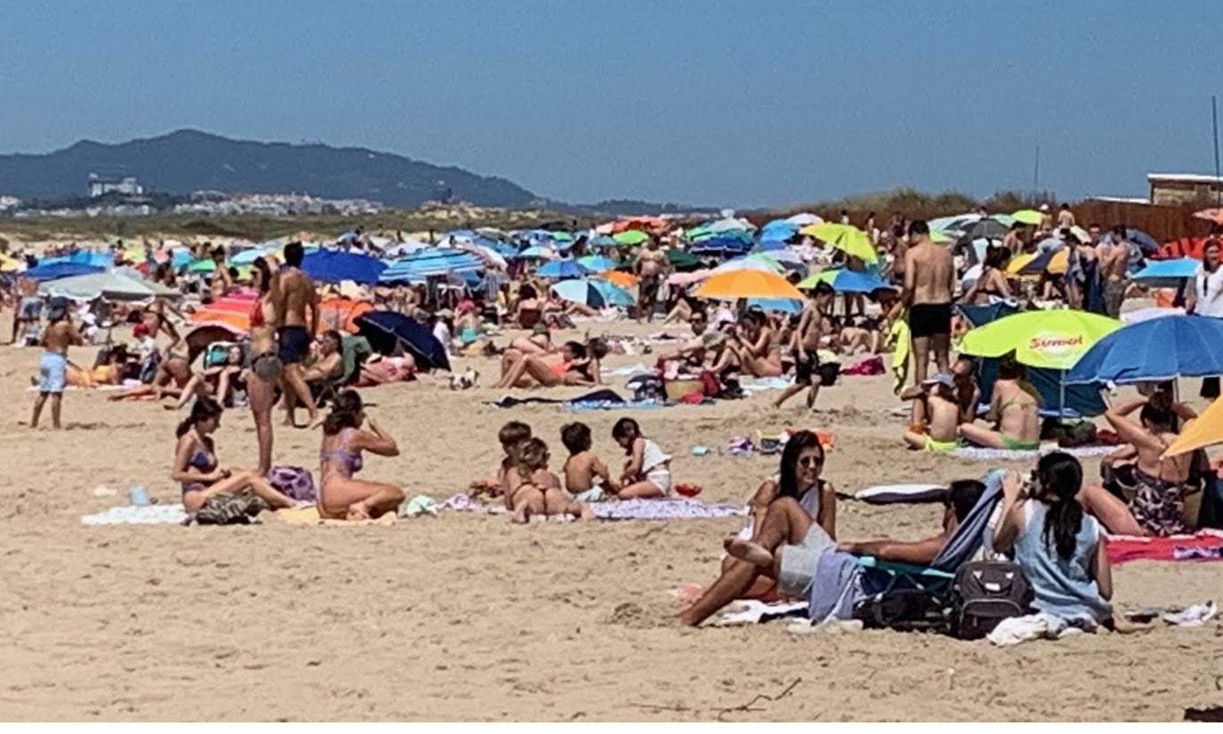 APA esclarace que banhistas podem colocar chapéus-de-sol em frente às concessões de praia
