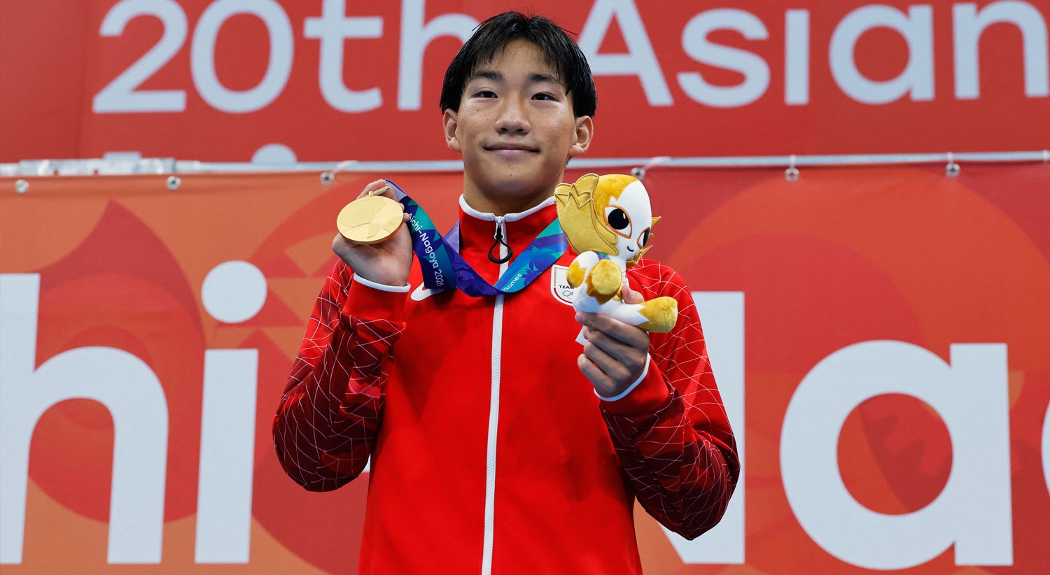 Nadador de 17 anos bate recorde mundial dos 200 metros bruços