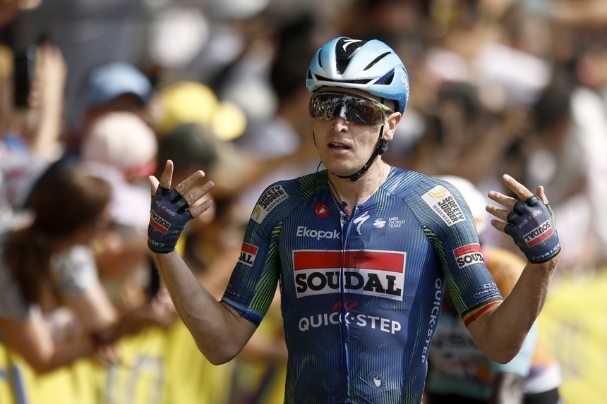 Tim Merlier impõe-se ao sprint na sétima etapa