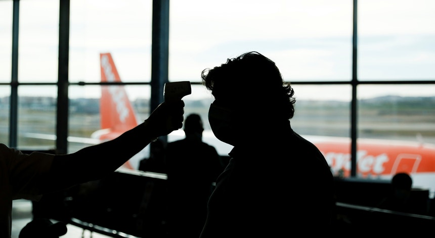 Um passageiro vê a sua temperatura medida no Aeroporto Humberto Delgado, em Lisboa
