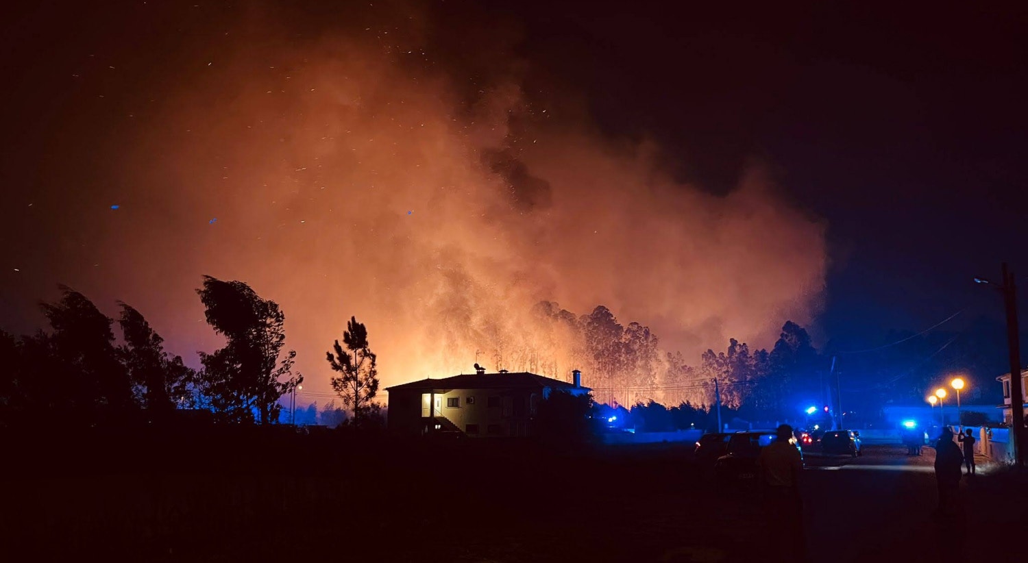  As noites foram especialmente dif&iacute;ceis com centenas de igni&ccedil;&otilde;es a n&atilde;o permitir o descanso dos habitantes e bombeiros. Cumeada, &Aacute;gueda. / Foto: Filipe Ribeiro - RTP 