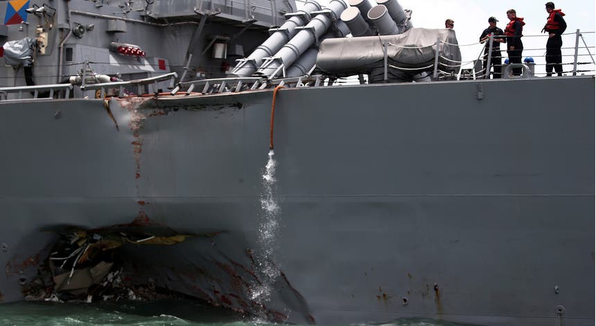 O rombo no casco do USS John S. McCain. Foto: Ahmad Masood - Reuters O rombo no casco do USS John S. McCain. Foto: Ahmad Masood - Reuters