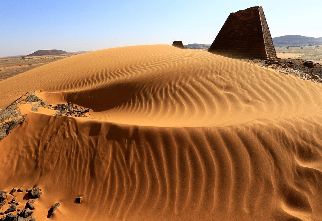  Sud&atilde;o, s&iacute;tio de al-Bajrawiya. O caudal do Rio Nilo amea&ccedil;a inundar as pir&acirc;mides edificadas h&aacute; 2300 anos | Mohamed Nurel Abda - Reuters 