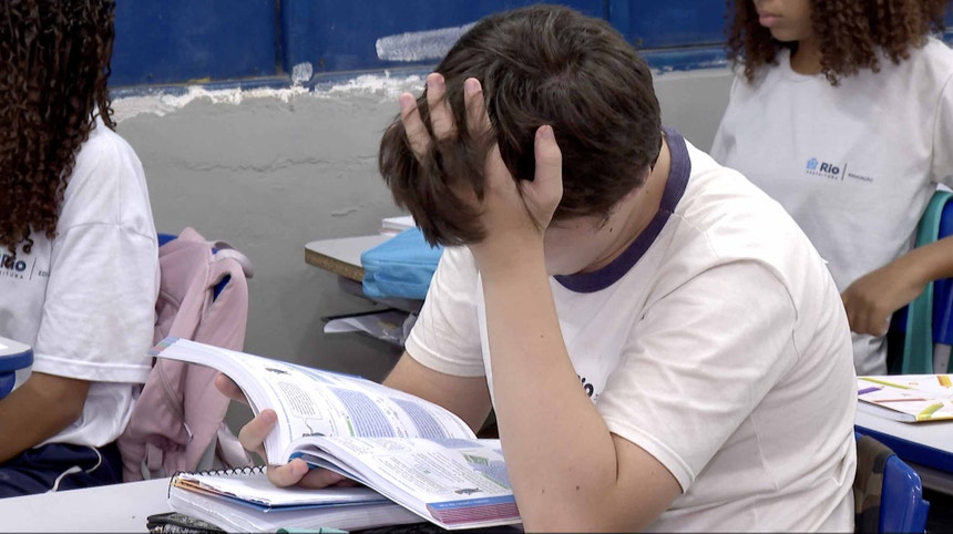 Brasil. Proibição de telemóveis deu às crianças dois meses extra de aprendizagem