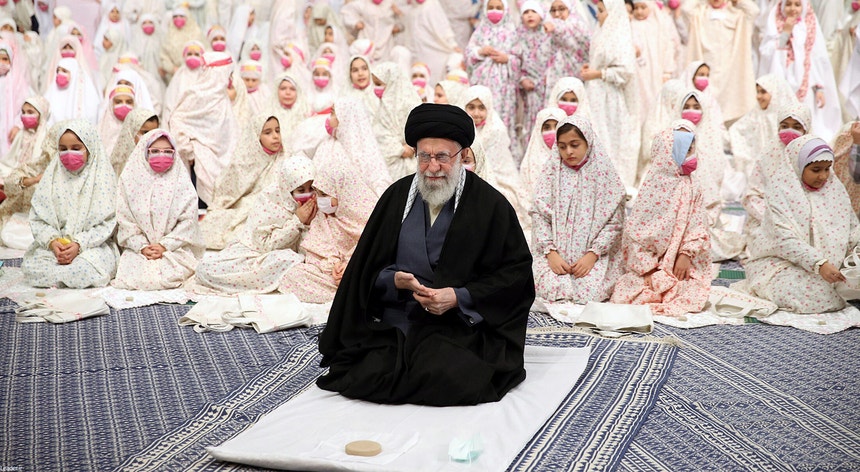 Ali Khamenei fotografado a 3 de fevereiro, em Teerão, durante uma cerimónia de oração com raparigas denominada "celebração dos anjos"
