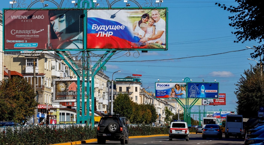 Cartazes pró-russos numa rua em Lugansk
